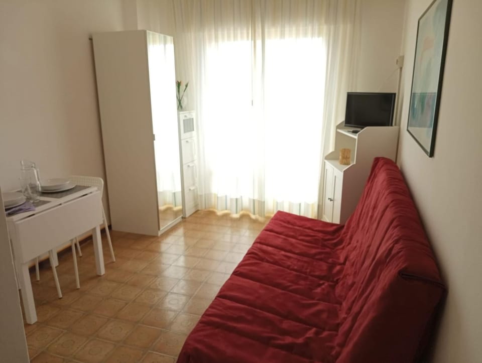 Communal lounge/ TV room, Bed, TV and multimedia, Living room, Bedroom