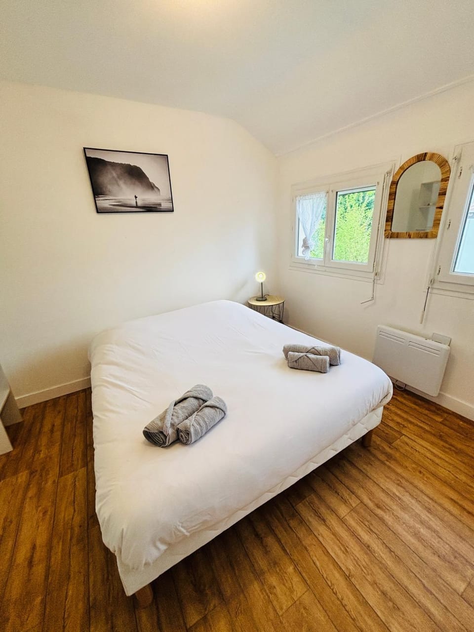 Photo of the whole room, Bedroom