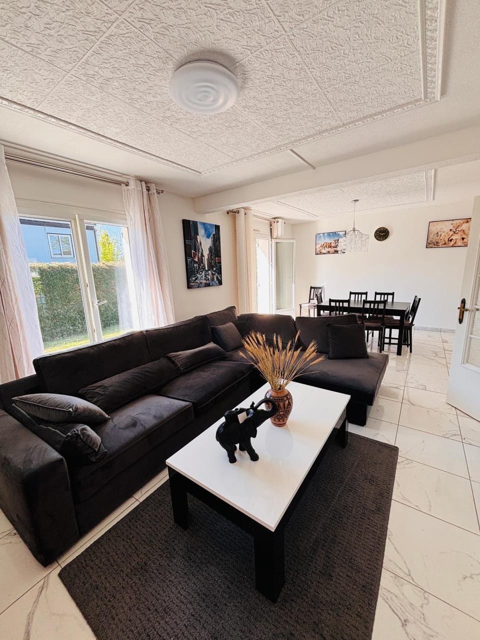 TV and multimedia, Living room, Seating area, Dining area