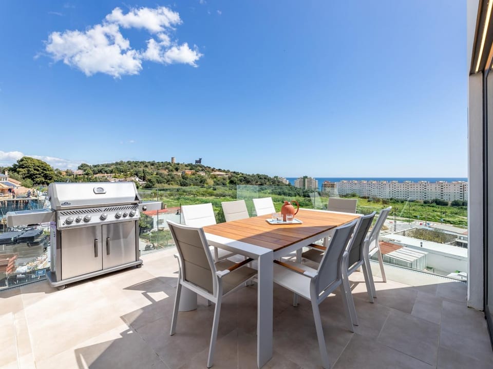 Natural landscape, BBQ facilities, Balcony/Terrace, Dining area, Sea view