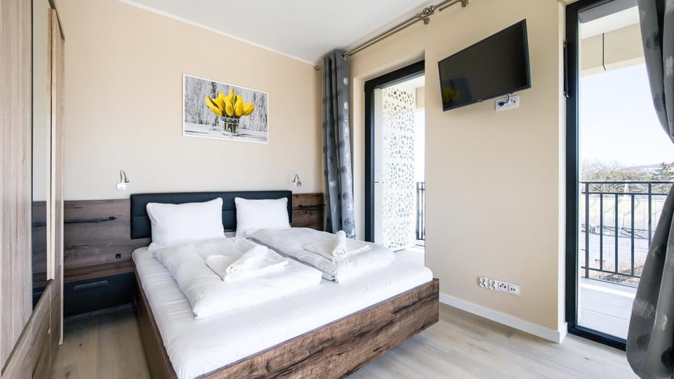 Bed, TV and multimedia, Bedroom