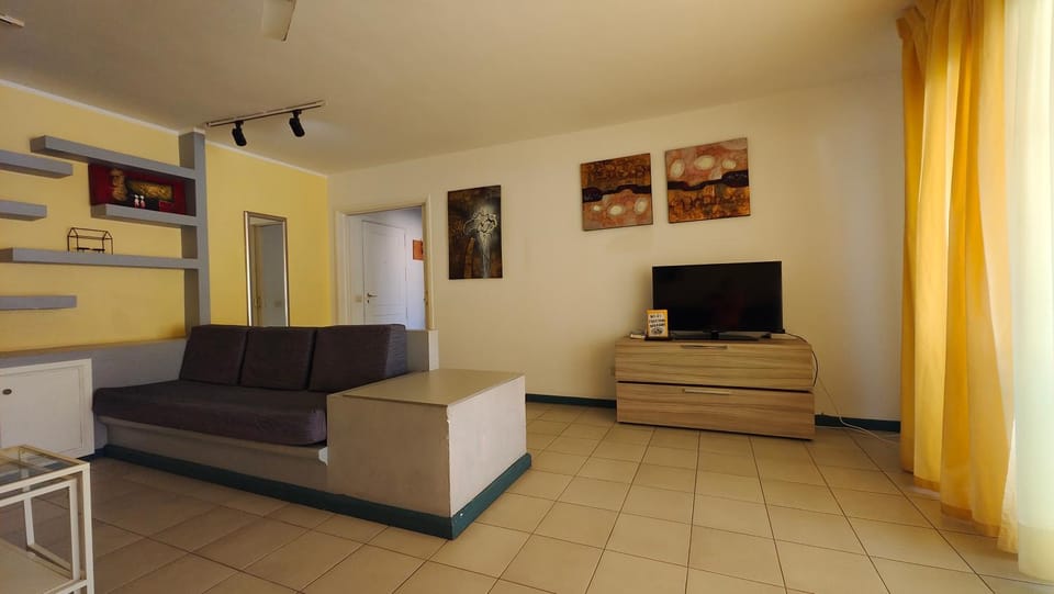 Communal lounge/ TV room, TV and multimedia, Living room, Seating area