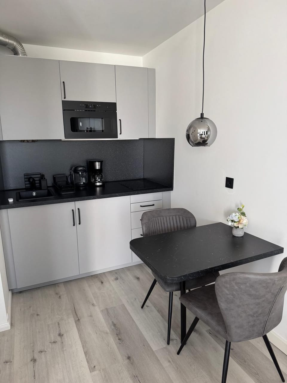 Coffee/tea facilities, Kitchen or kitchenette, Dining area, stove