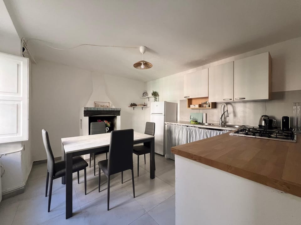 Kitchen or kitchenette, Dining area, stove