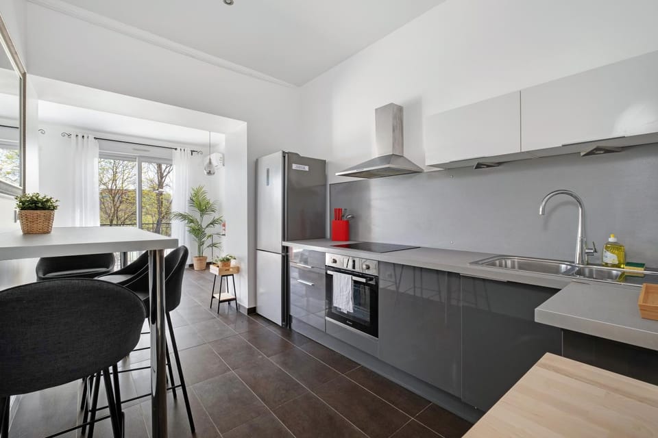Coffee/tea facilities, Dining area, oven, stove, kitchen