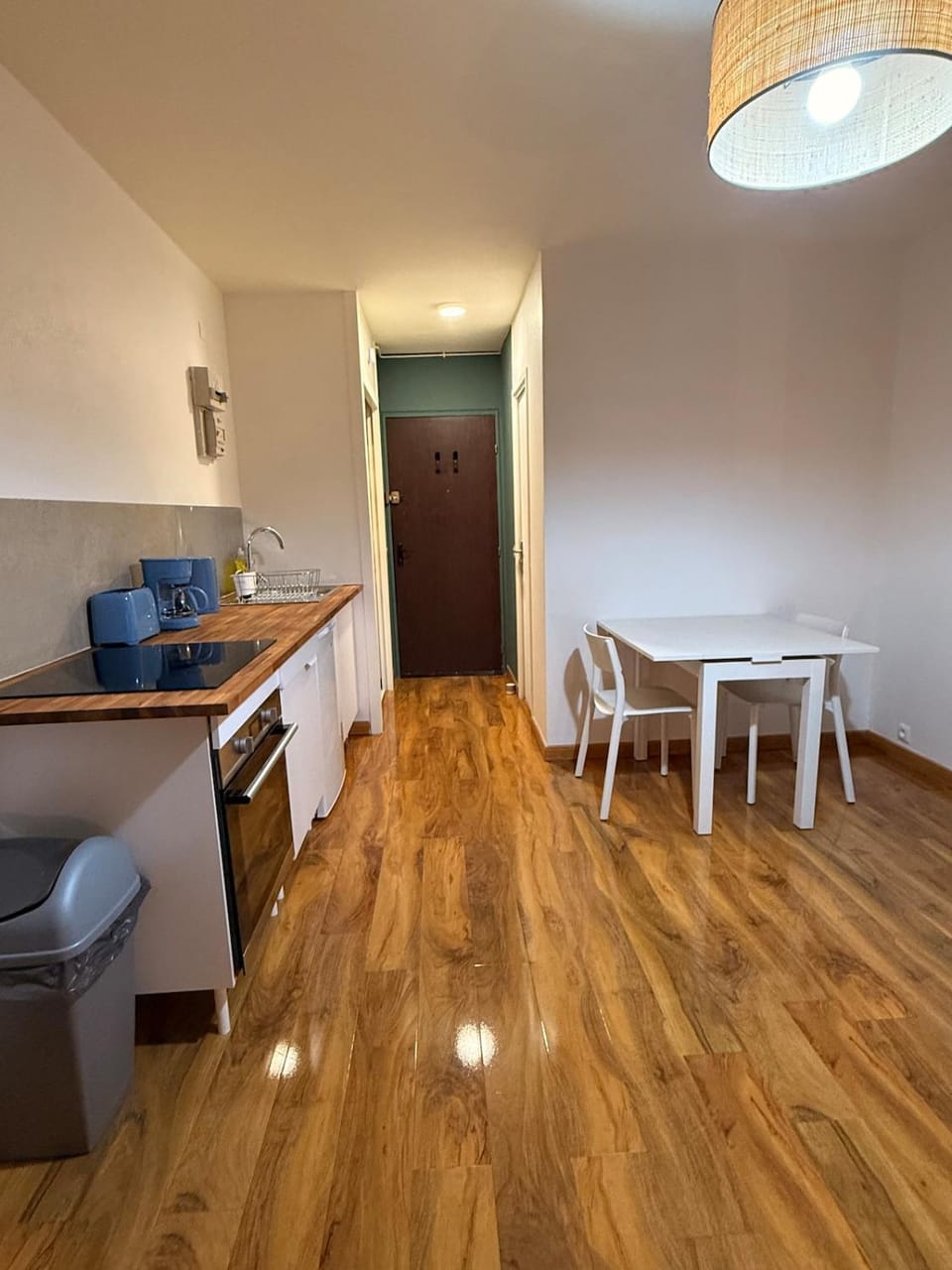 Kitchen or kitchenette, Dining area, oven