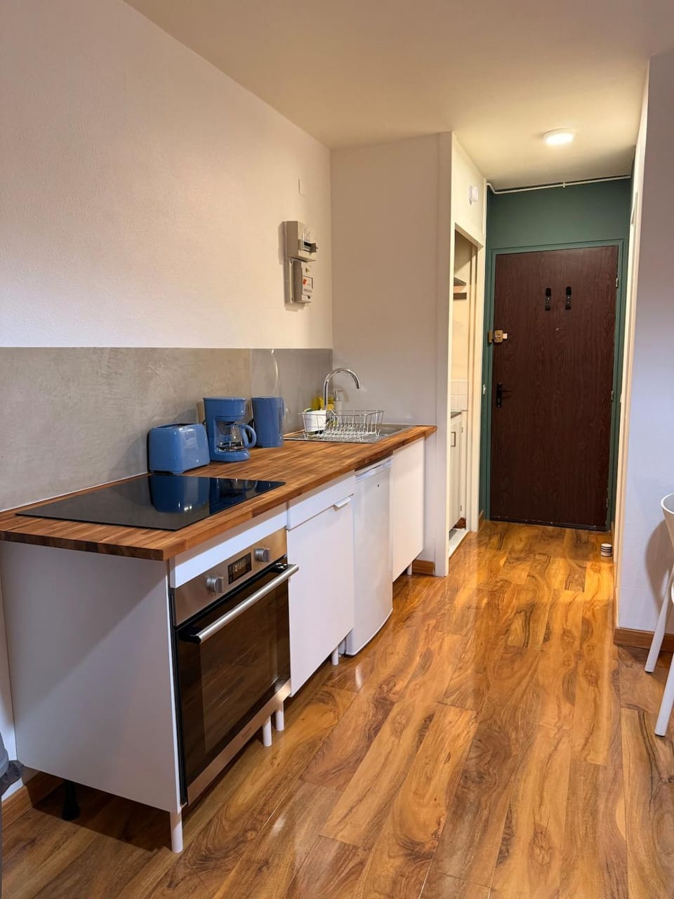 Kitchen or kitchenette, oven, stove