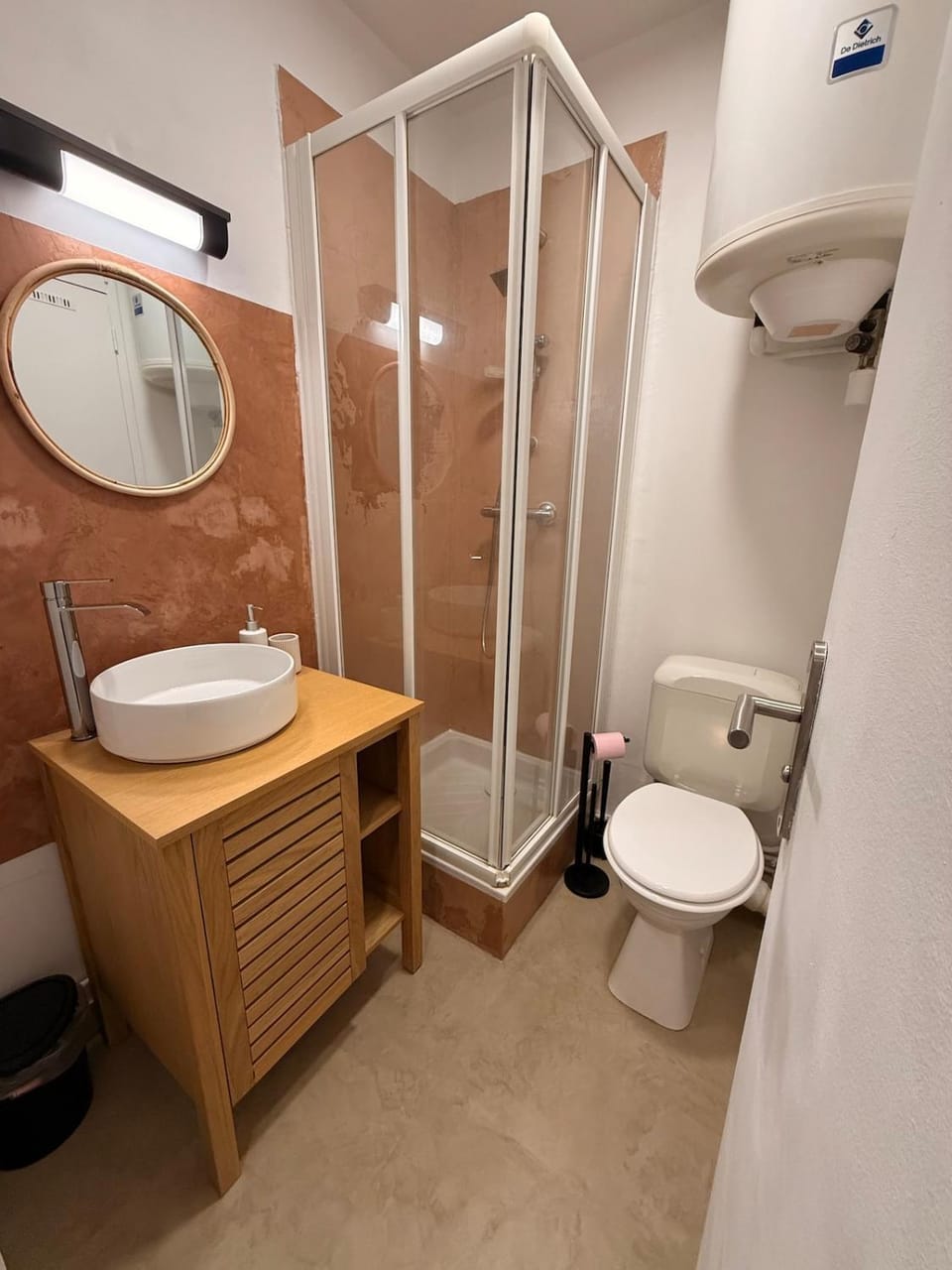 Shower, Toilet