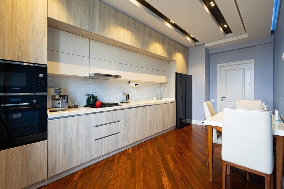 Coffee/tea facilities, Kitchen or kitchenette, Dining area, fireplace, oven, stove