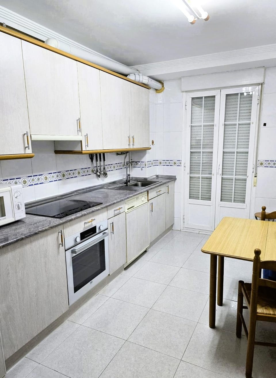 Kitchen or kitchenette, Dining area, oven, stove