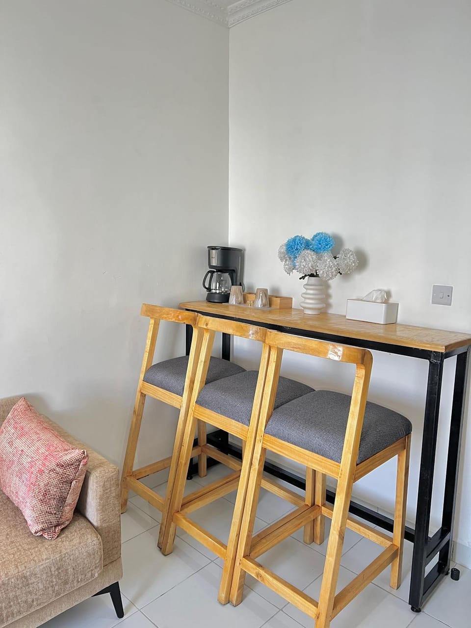 Coffee/tea facilities, Living room, Seating area, Dining area
