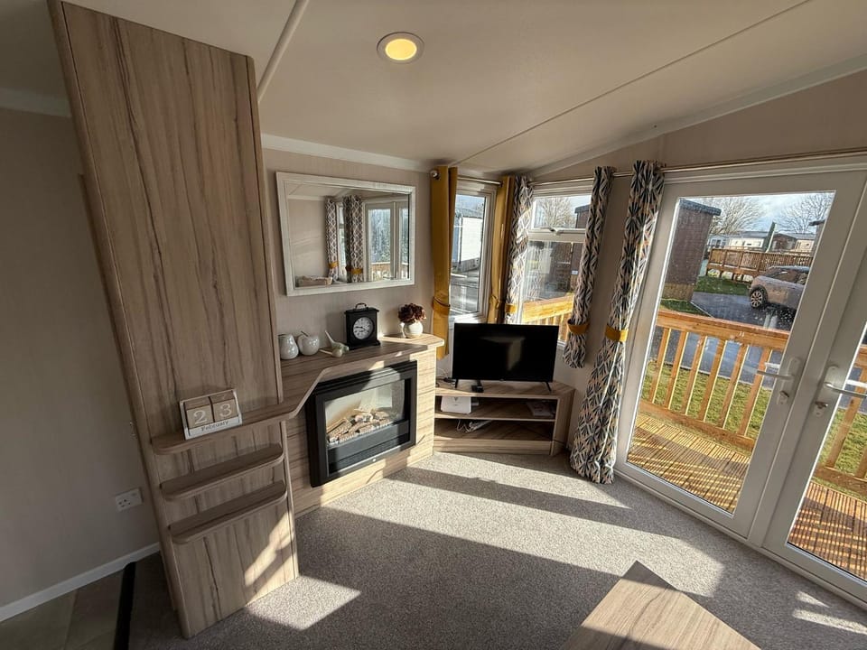 Starling Lodge with Hot tub at Brickyard Lakes House in England