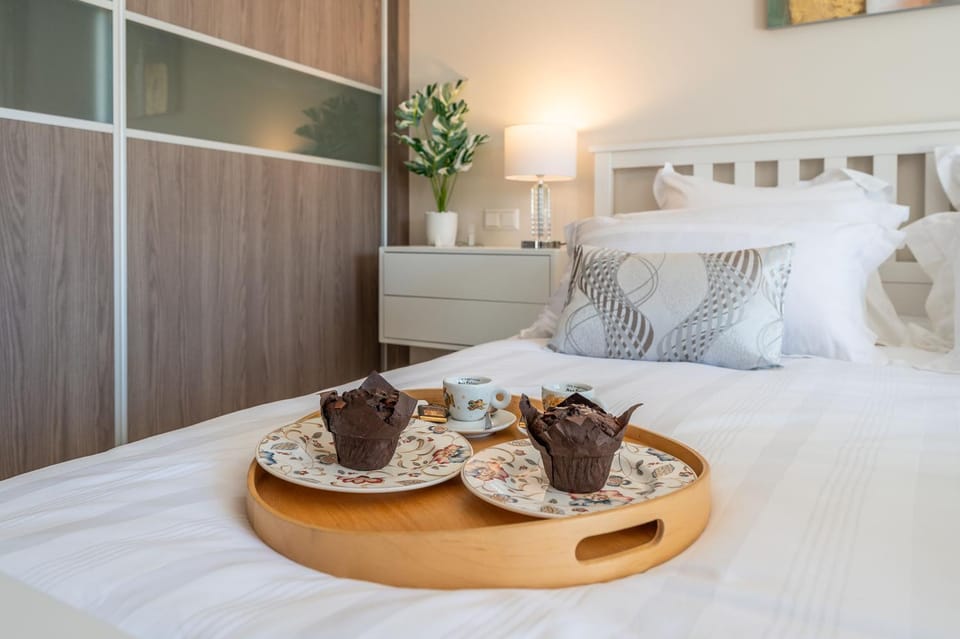 Bed, Photo of the whole room, Bedroom, Food