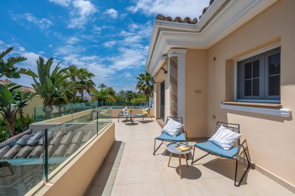 Property building, Balcony/Terrace, sunbed