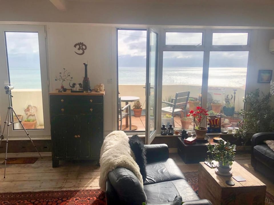 Seafront balcony, lovely spacious relaxing flat Apartment in Hastings