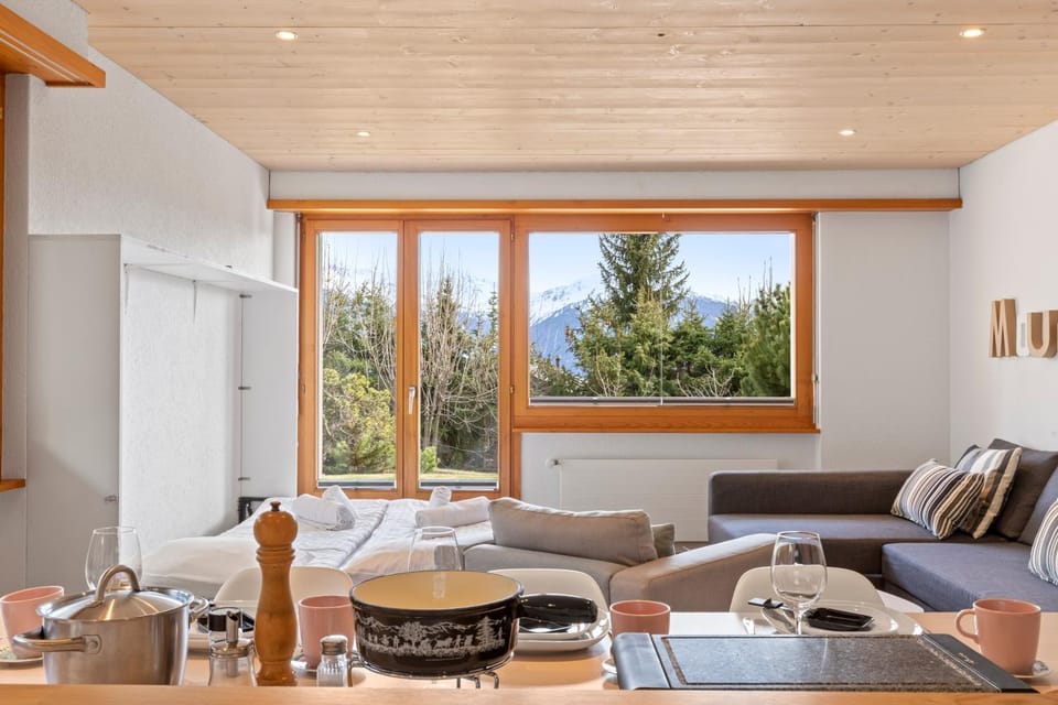 Living room, Dining area, Mountain view