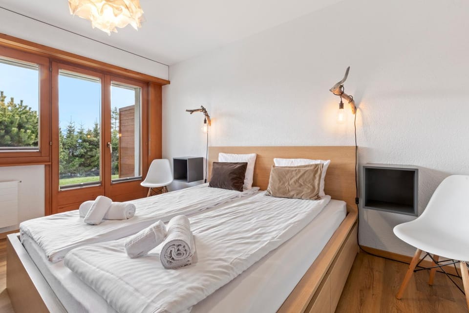 Bed, Photo of the whole room, Bedroom, towels