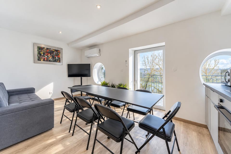 TV and multimedia, Living room, Dining area, Landmark view, River view