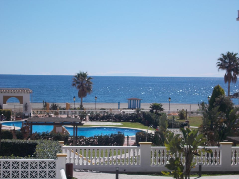 Day, Pool view