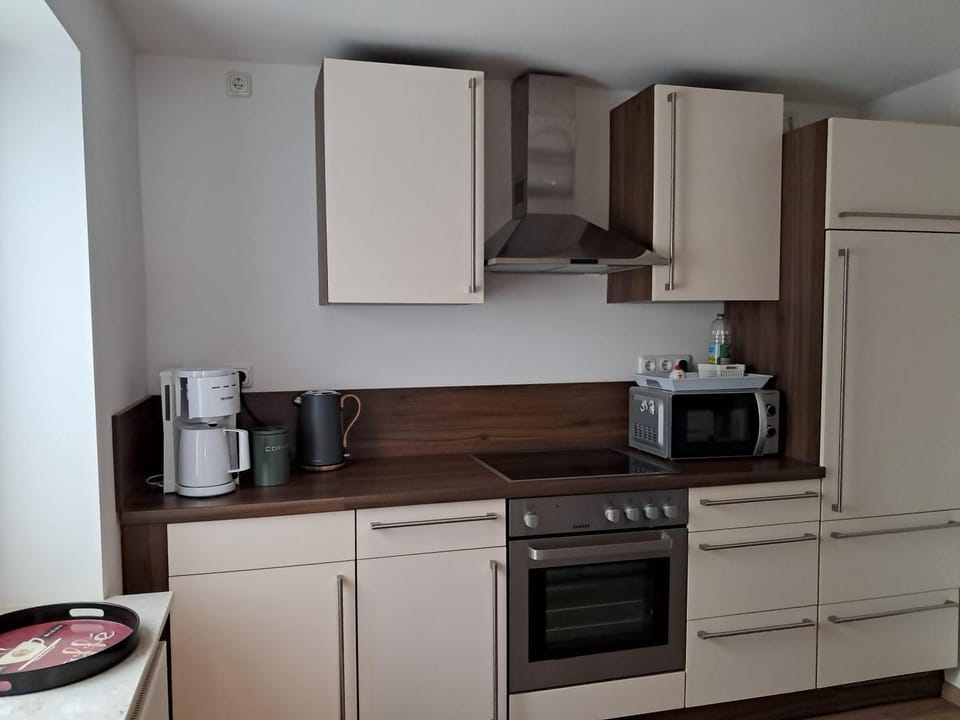 Coffee/tea facilities, Kitchen or kitchenette, stove