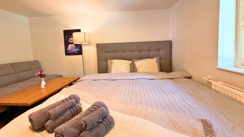 Bed, Photo of the whole room, Bedroom