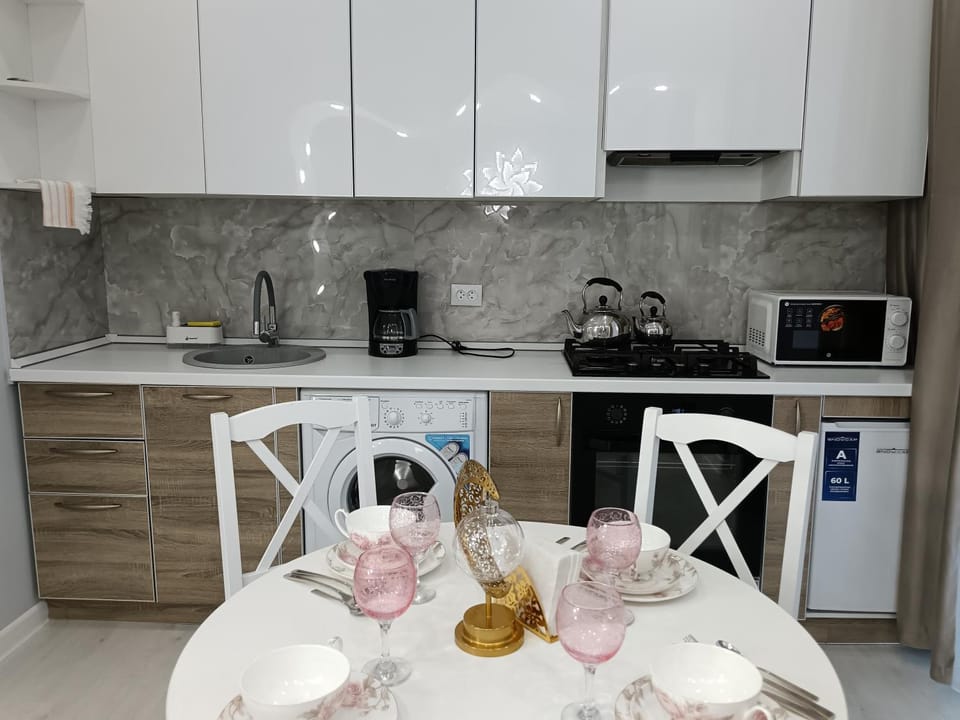 Coffee/tea facilities, Kitchen or kitchenette, Dining area, stove