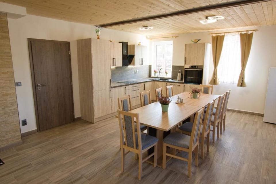 Kitchen or kitchenette, Seating area, Dining area