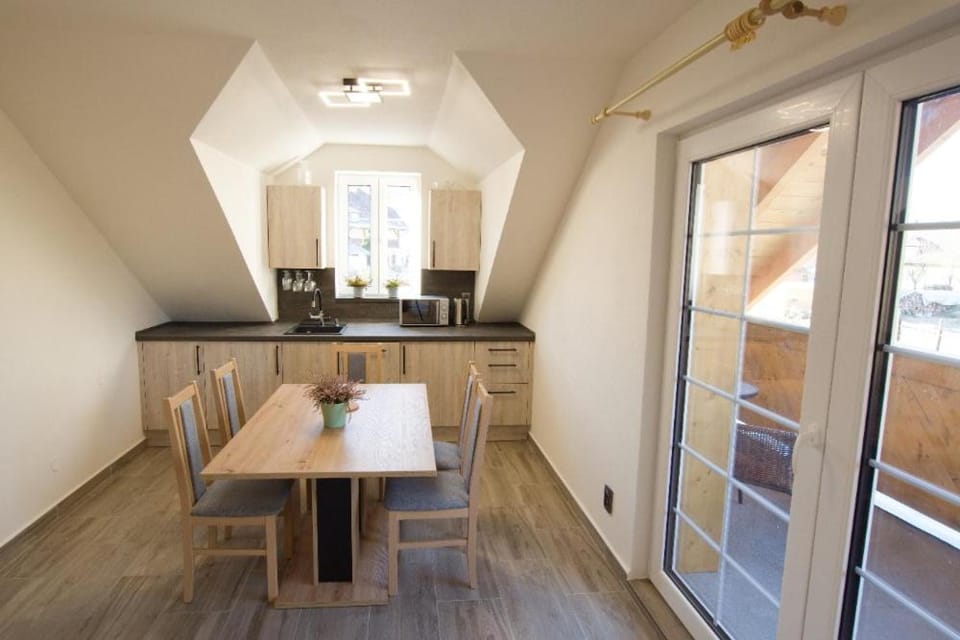 Kitchen or kitchenette, Seating area