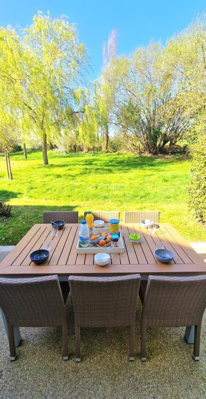 "LE BOCAGE VENDEEN" Maison 6 personnes, dans résidence privée, village vacances, au coeur d'un golf 18 trous, accès piscines gratuit Bed and Breakfast in Talmont-Saint-Hilaire