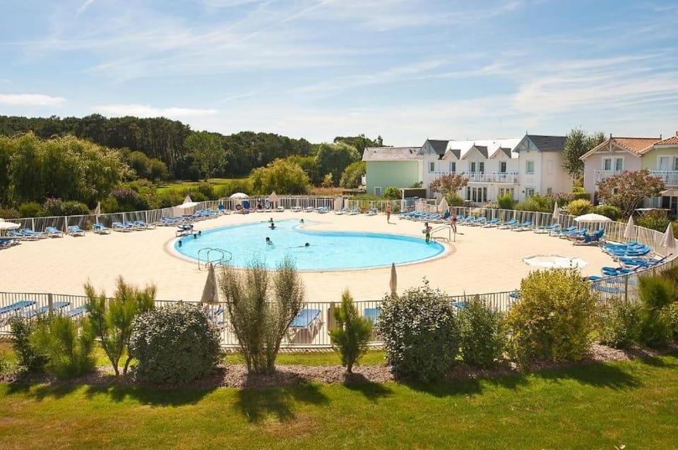 "LE BOCAGE VENDEEN" Maison 6 personnes, dans résidence privée, village vacances, au coeur d'un golf 18 trous, accès piscines gratuit Bed and Breakfast in Talmont-Saint-Hilaire