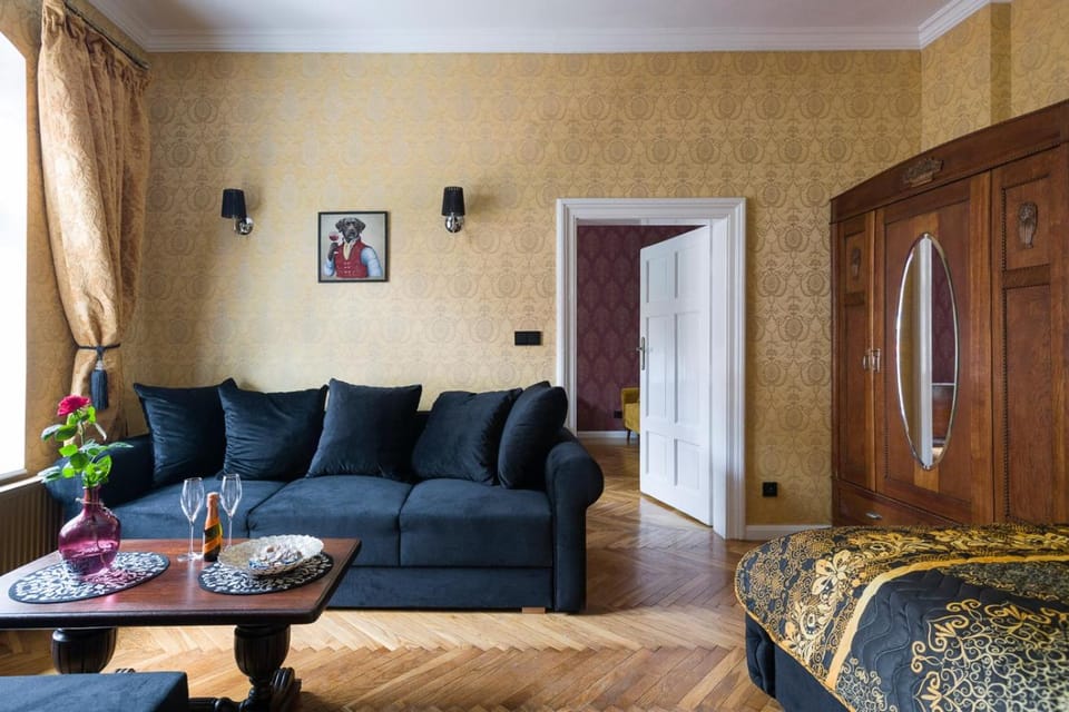 Bed, Living room, Photo of the whole room, Seating area, Bedroom