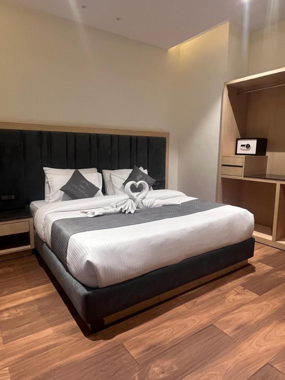 Photo of the whole room, Bedroom