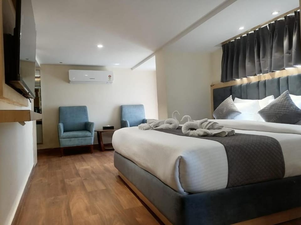 TV and multimedia, Photo of the whole room, Seating area, Bedroom, air conditioner
