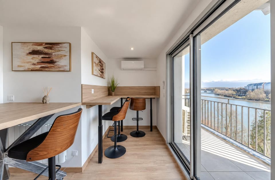 Balcony/Terrace, Dining area, River view