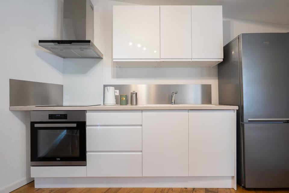 Coffee/tea facilities, Kitchen or kitchenette, dishwasher, oven, stove