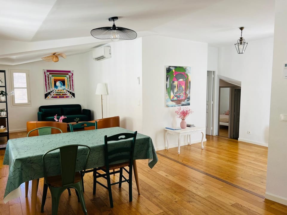 Living room, Decorative detail, Seating area, Dining area, air conditioner