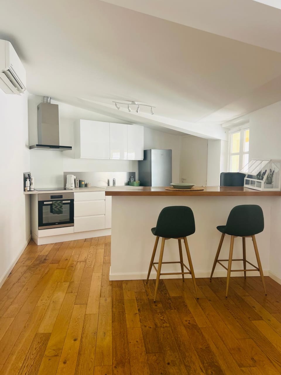 Kitchen or kitchenette, Dining area, oven, stove, toaster