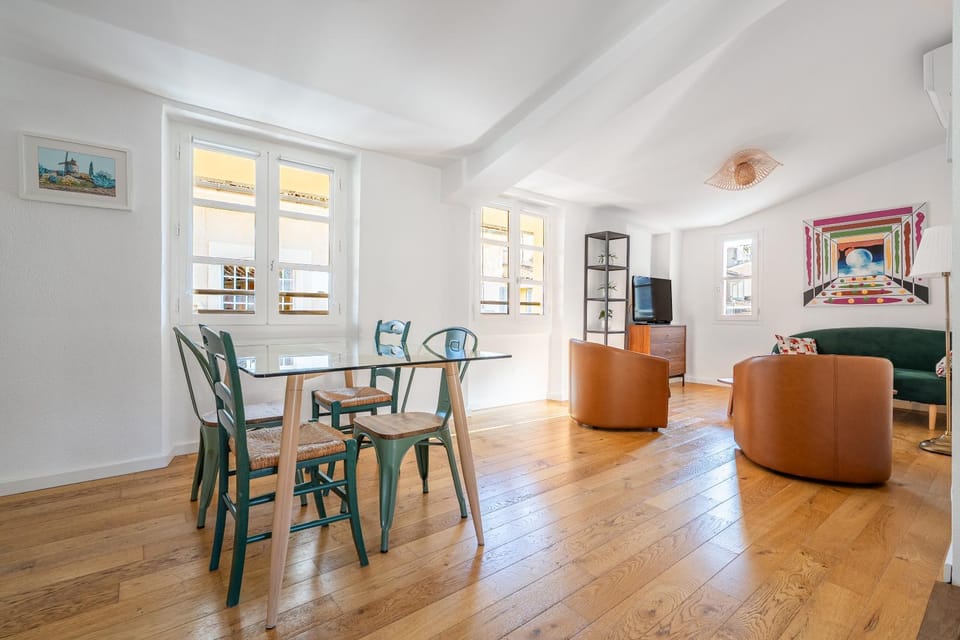 Living room, Dining area