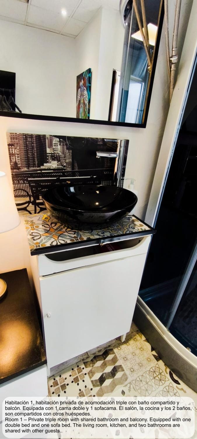 Nearby landmark, Bed, Balcony/Terrace, Photo of the whole room, Bedroom, Landmark view, heating, towels, elevator