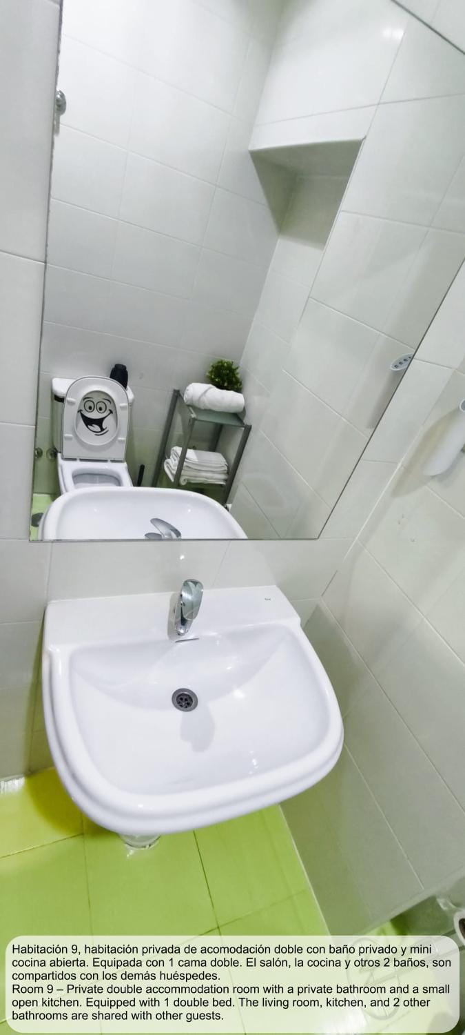 Shower, Toilet, Bed, Bathroom, TV and multimedia, Kitchen or kitchenette, Photo of the whole room, Bedroom, heating, stove, towels, elevator