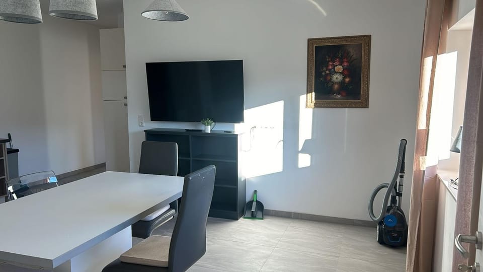 Communal lounge/ TV room, TV and multimedia, Kitchen or kitchenette, Dining area, Evening entertainment