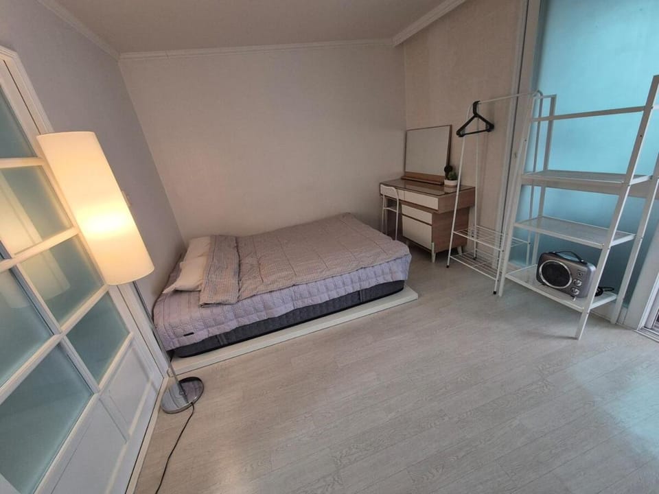 Peace house OPEN Mart, Traders 3 minutes on foot 15 pyeong entire house room 2,Living room 1, Toilet 1, TV Apartment in Seoul