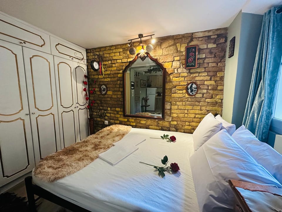 Bed, Decorative detail, Bedroom