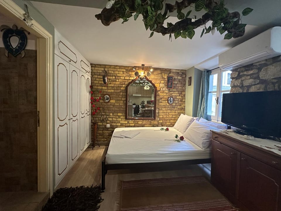 Bed, TV and multimedia, Bedroom, towels, air conditioner
