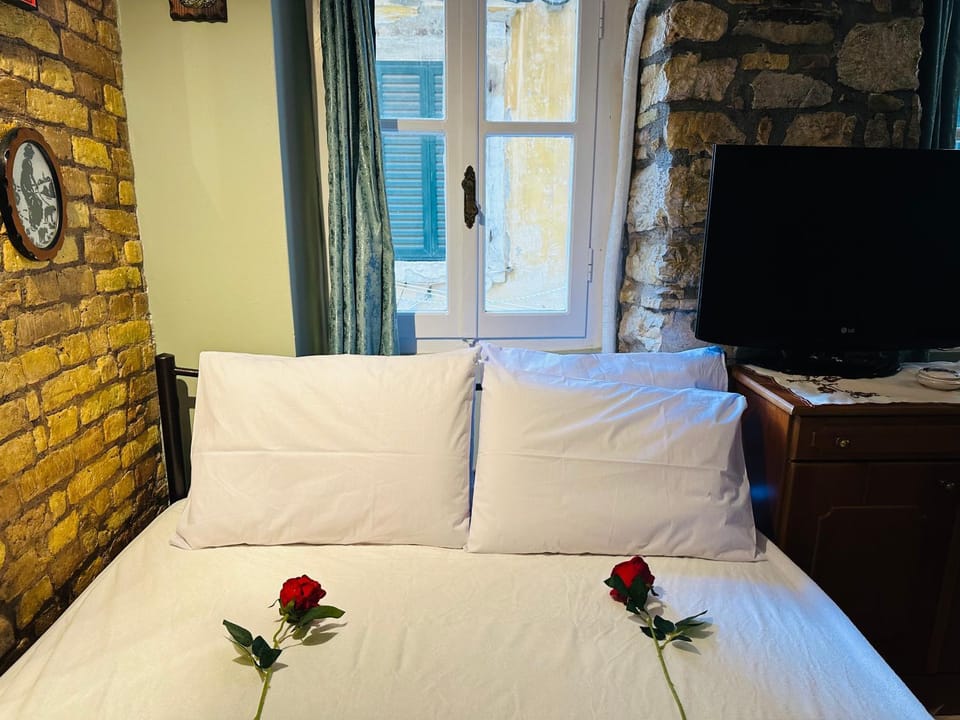 Bed, TV and multimedia, Decorative detail, Bedroom