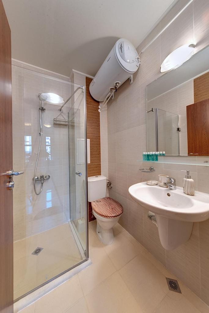 Shower, Toilet, Bathroom, towels