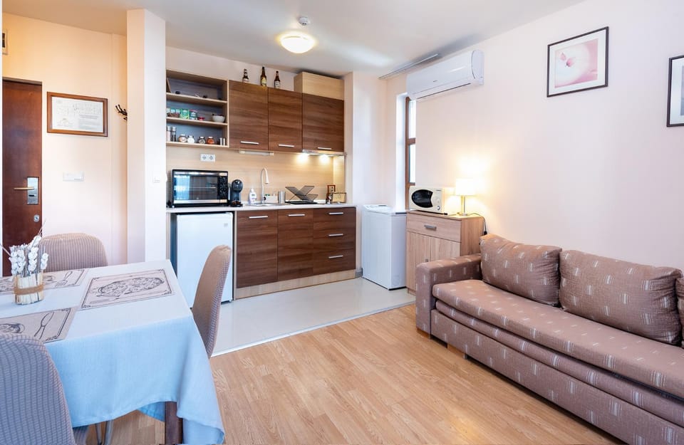 Kitchen or kitchenette, Living room, Seating area, Dining area