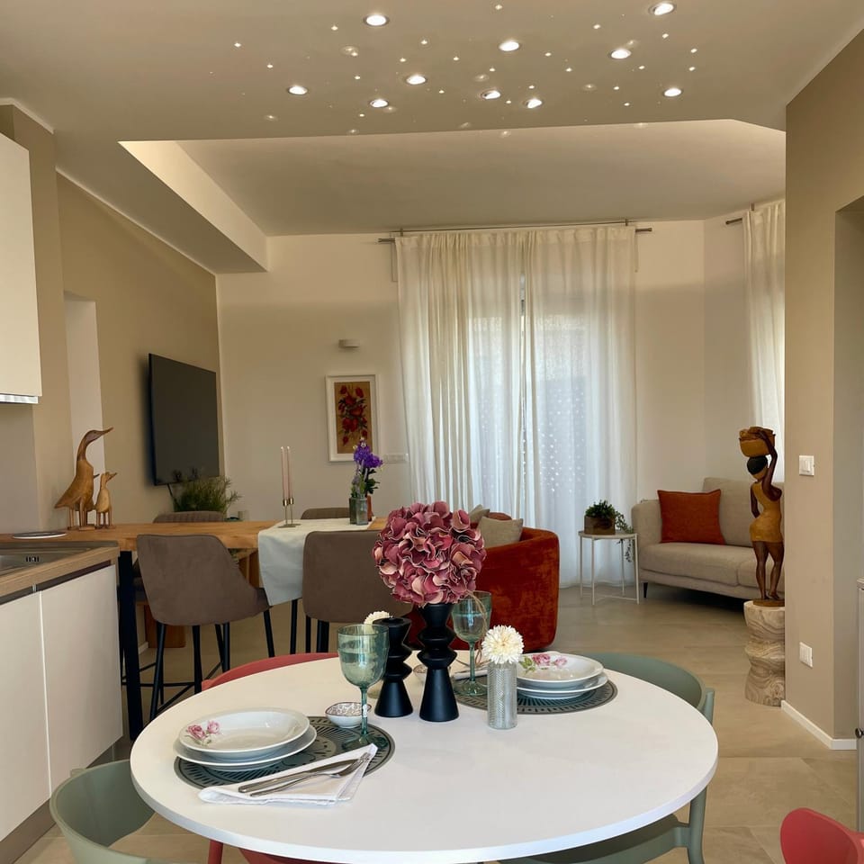 TV and multimedia, Kitchen or kitchenette, Living room, Seating area, Dining area