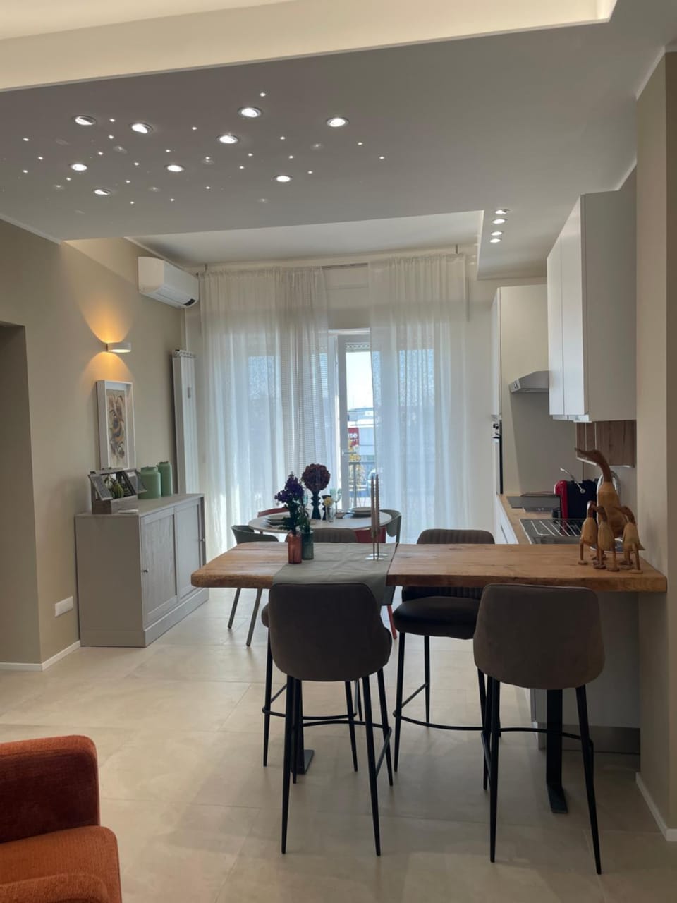 Kitchen or kitchenette, Living room, Seating area, Dining area