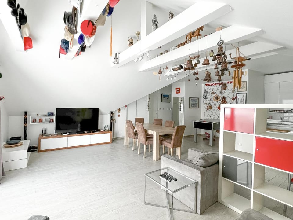 TV and multimedia, Living room, Seating area, Dining area